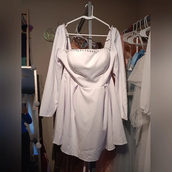 Elegant White Long Sleeve Dress - Picture 2 of 5